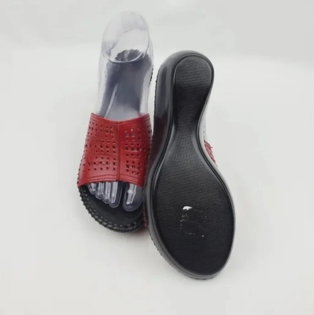 Natural soul Gillian burgundy leather wedge sandals size 6M